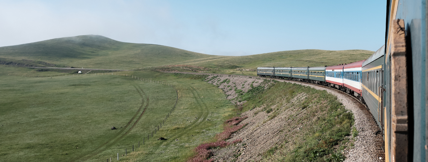 Transmongolien On The Route — Une vue du train assurant un tronçon du Transsibérien