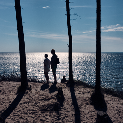 BaltiqueS On The Route — Deux silhouettes au bord de la Baltique